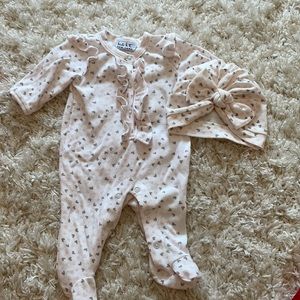 Adorable Baby Girls Nicole Miller ruffled heart print Layette set with hat!